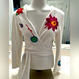 3/4 lengths sleeve wrap top with embroidery